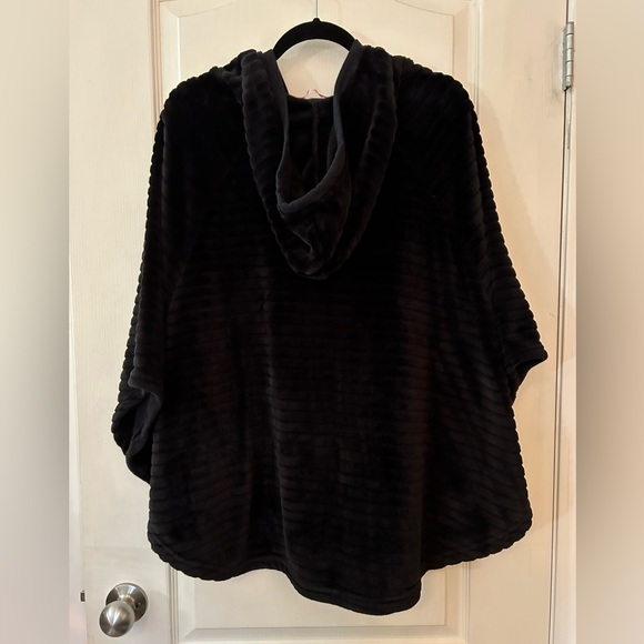 La Vie En Rose Faux Fur Hooded Poncho - Picture 3 of 5